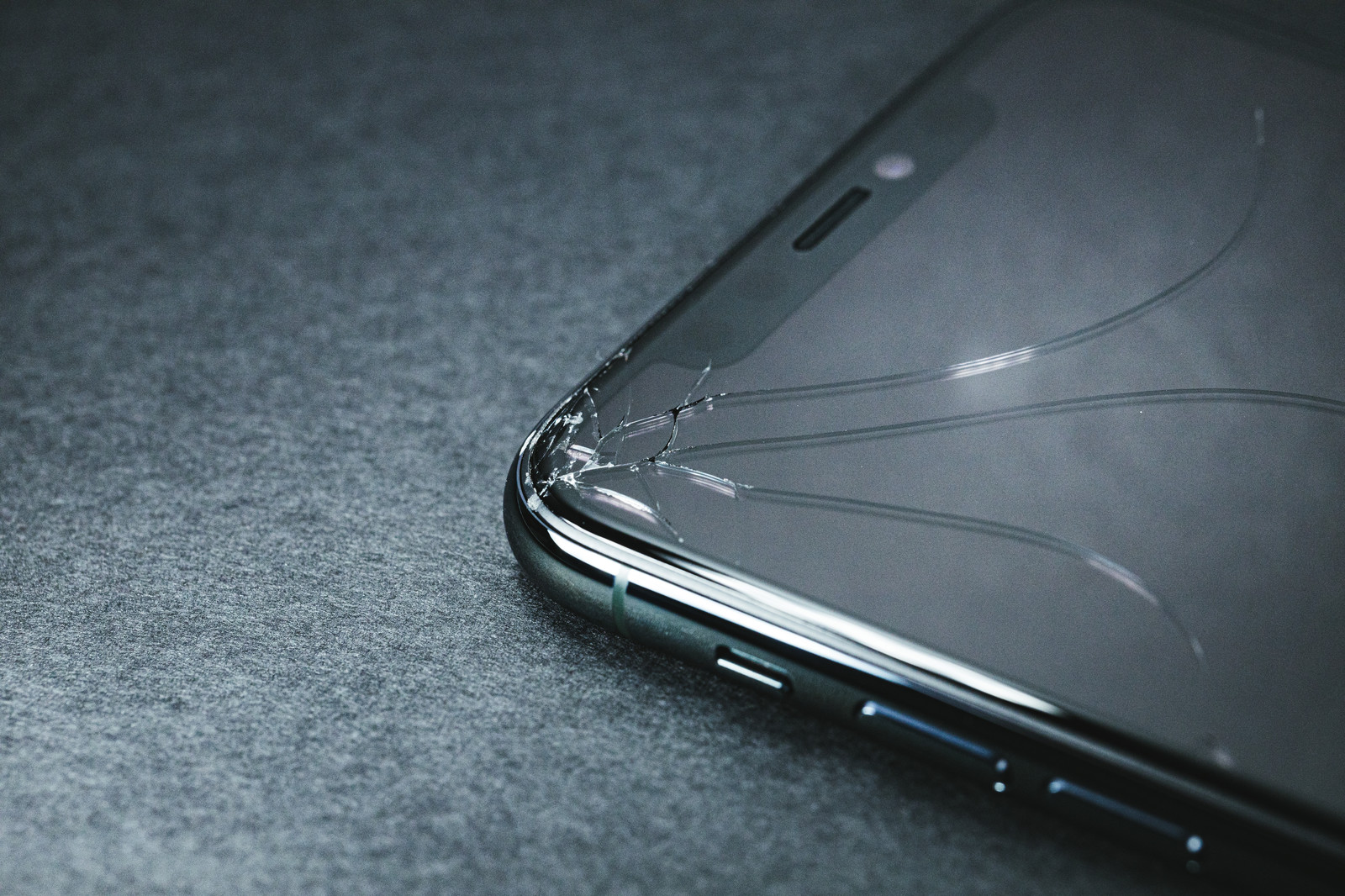 iphone画面割れの状態【八千代でiphone修理のEyeSmart