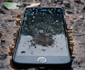 泥に沈むiPhone